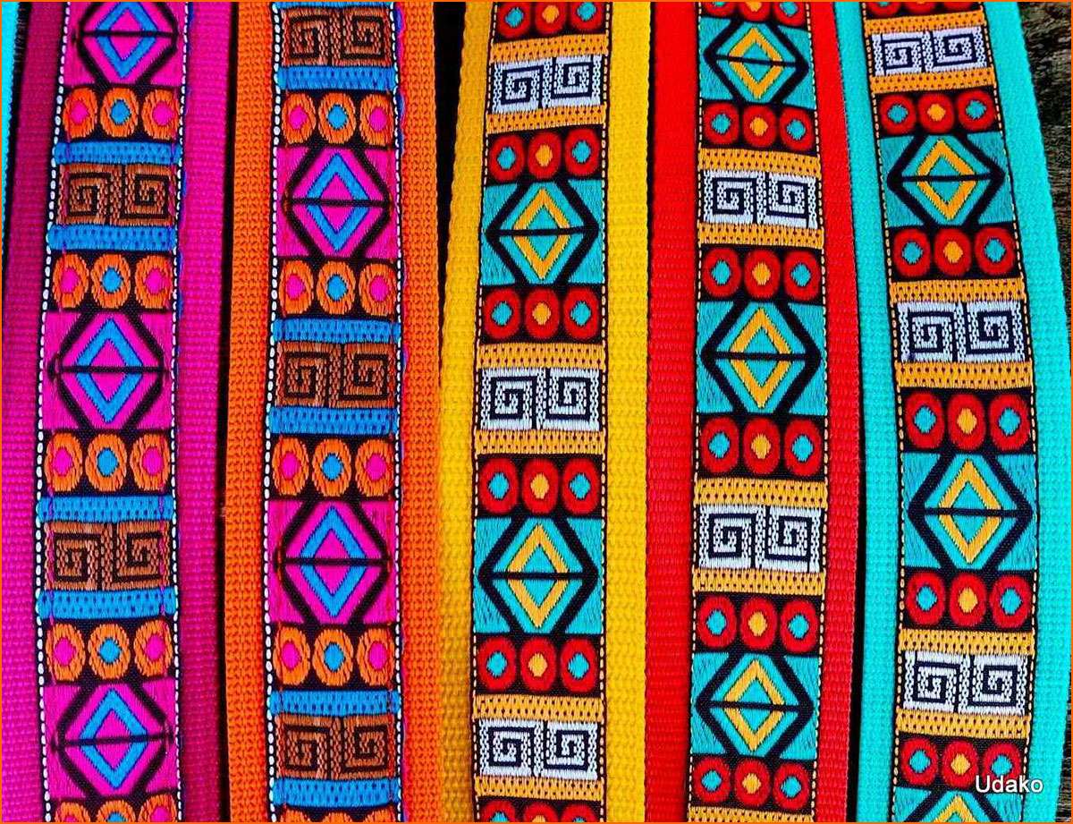 "African Spirit" ist ein Muster, das wie gemacht für unsere Afrikaner ist, aber auch sehr schön auf schwarzem Fell aussieht und daher auch bestens für Hunde aller Art geeignet ist. Qualitativ hochwertiges Webband in Kombi mit wunderschönen Farben ergibt es immer ein anderes Erscheinungsbild.